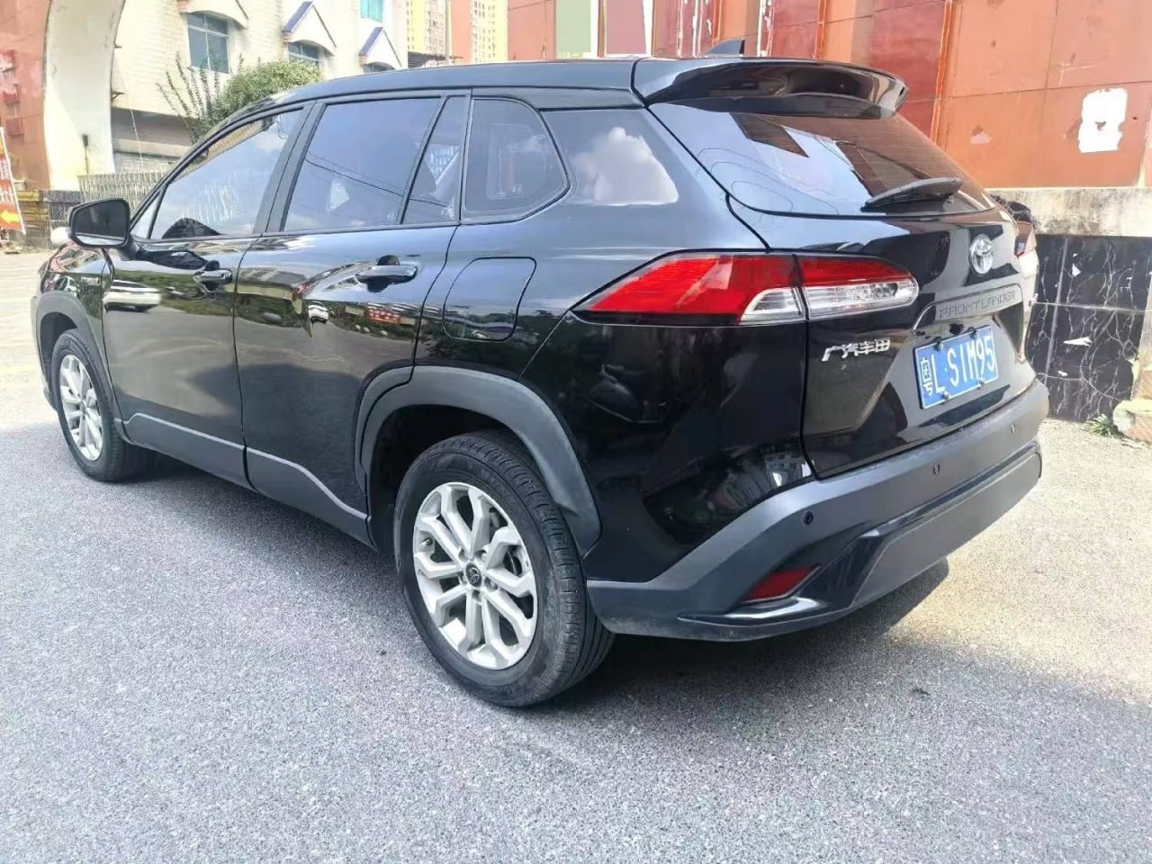 Toyota Frontlander Hybrid — Вид сзади и слева