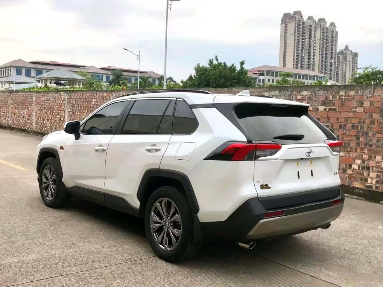 Toyota RAV4 — Вид сзади и слева