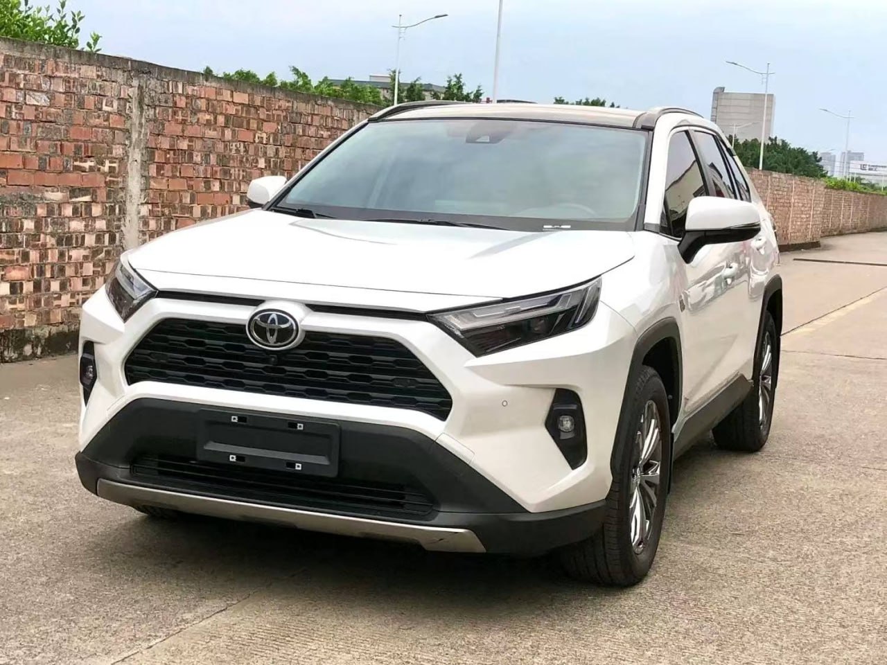 Белая Toyota RAV4 — фото автомобиля