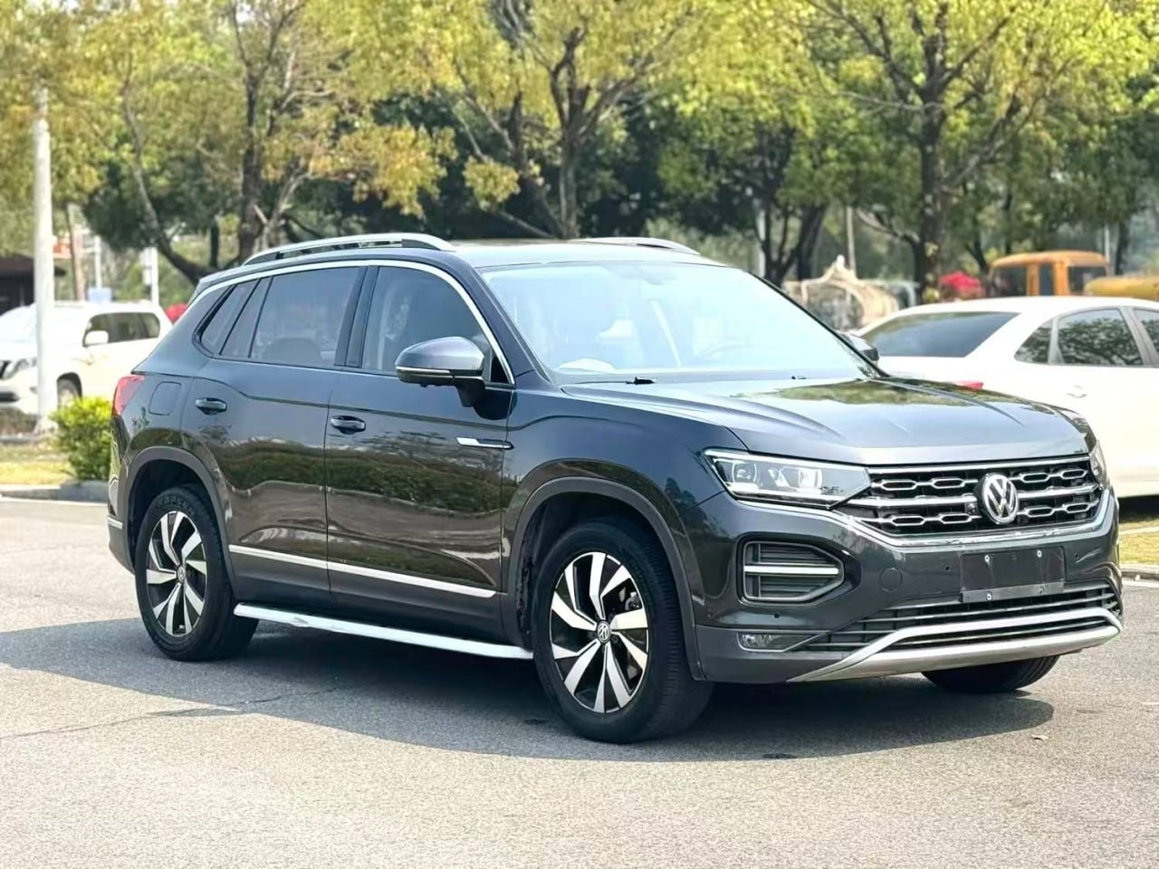 Volkswagen Tayron — Вид спереди и справа