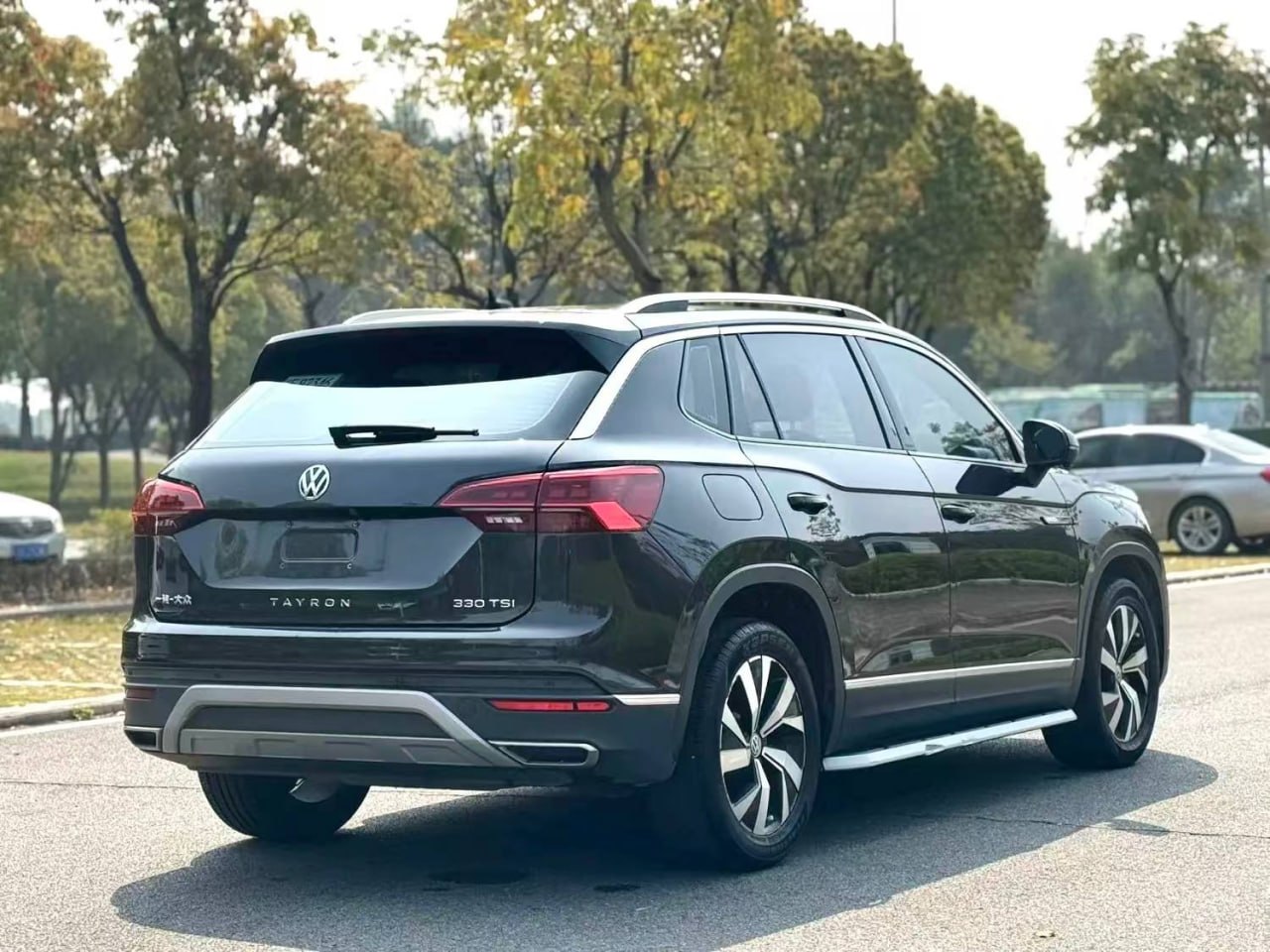 Volkswagen Tayron — Вид сзади и справа