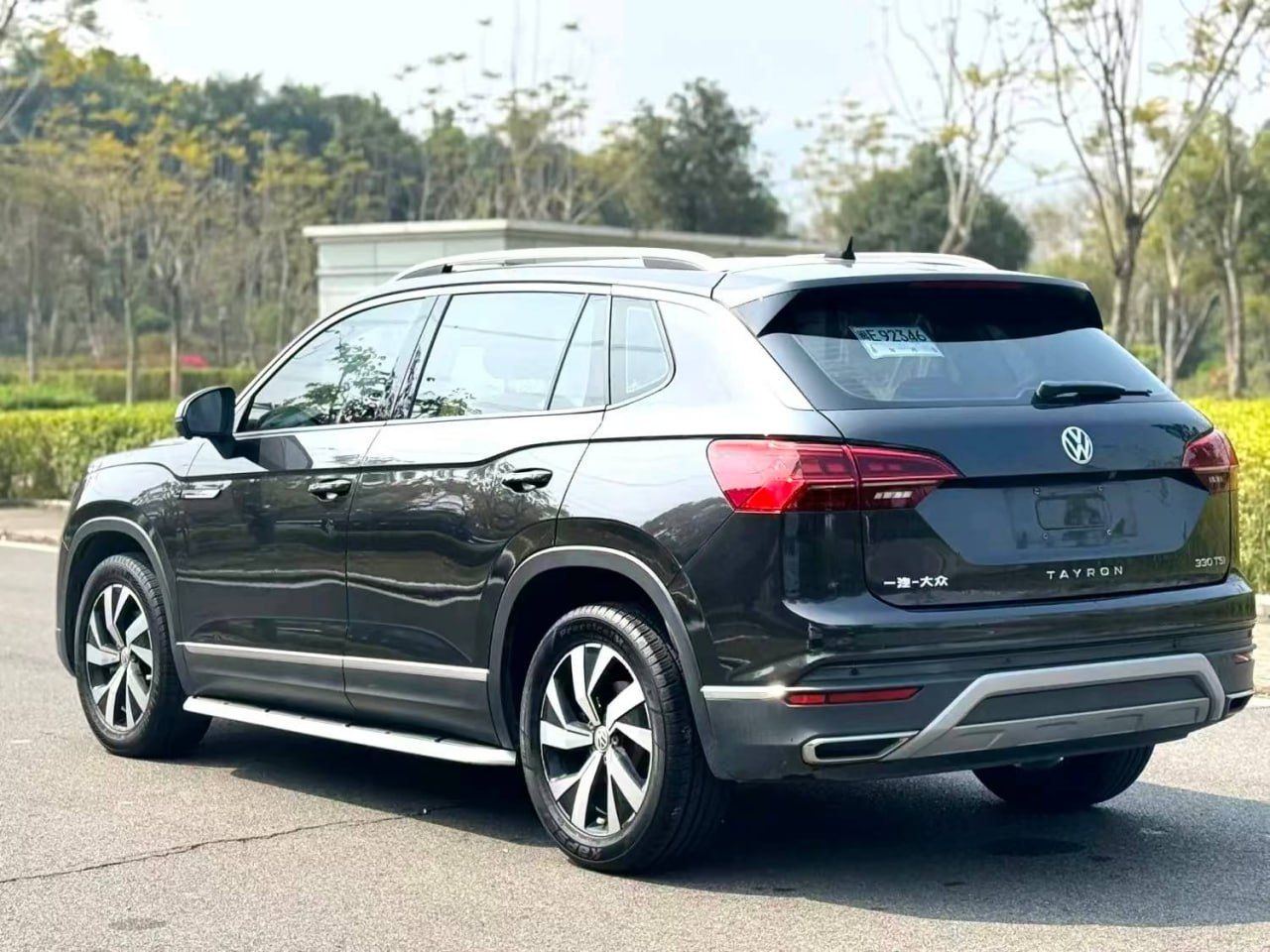 Volkswagen Tayron — Вид сзади и слева