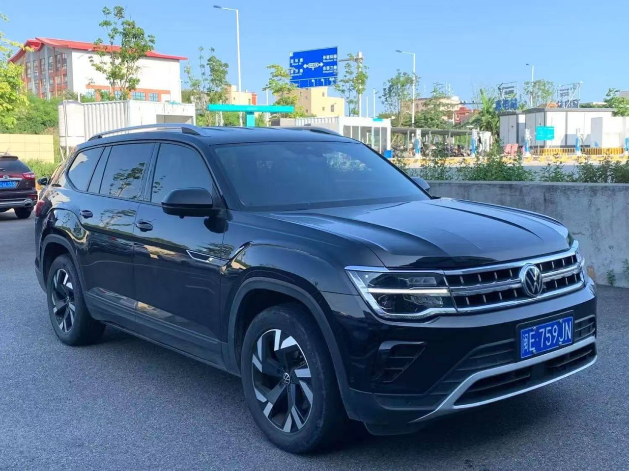 Volkswagen Teramont — Вид спереди и справа