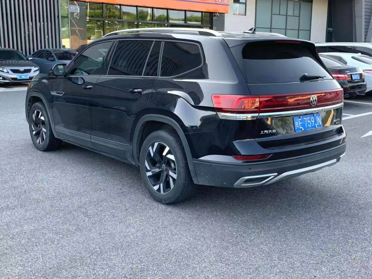 Volkswagen Teramont — Вид сзади и слева