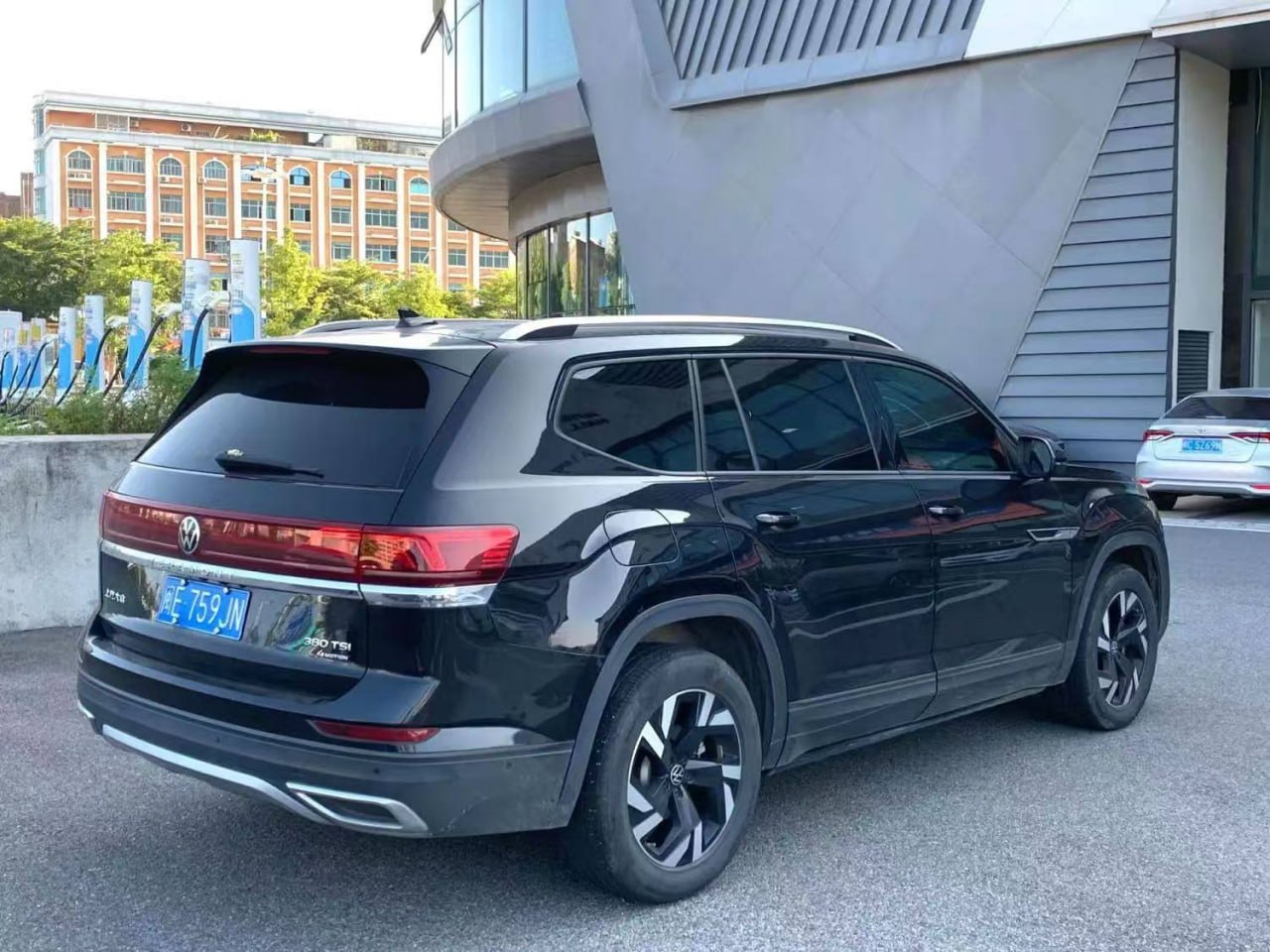 Volkswagen Teramont — Вид сзади и справа