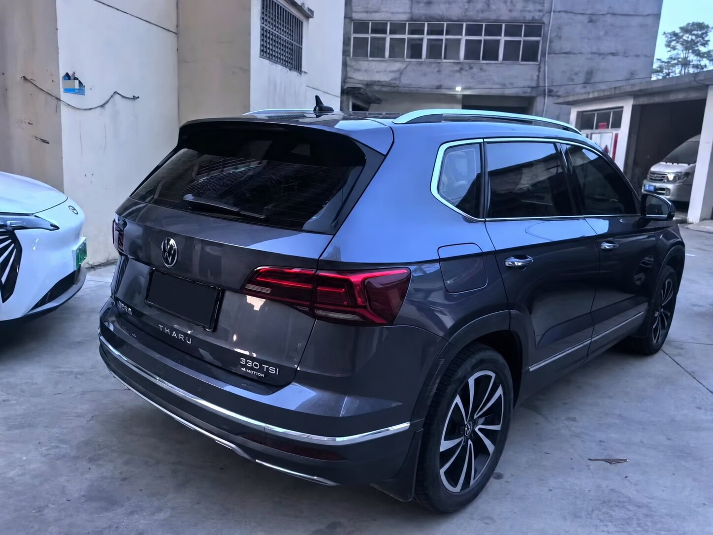 Volkswagen Tharu — Вид сзади и справа