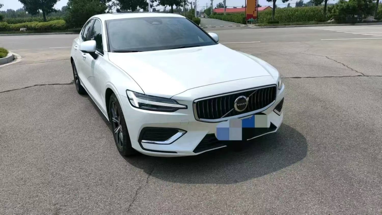 Volvo S60 — Вид спереди и справа