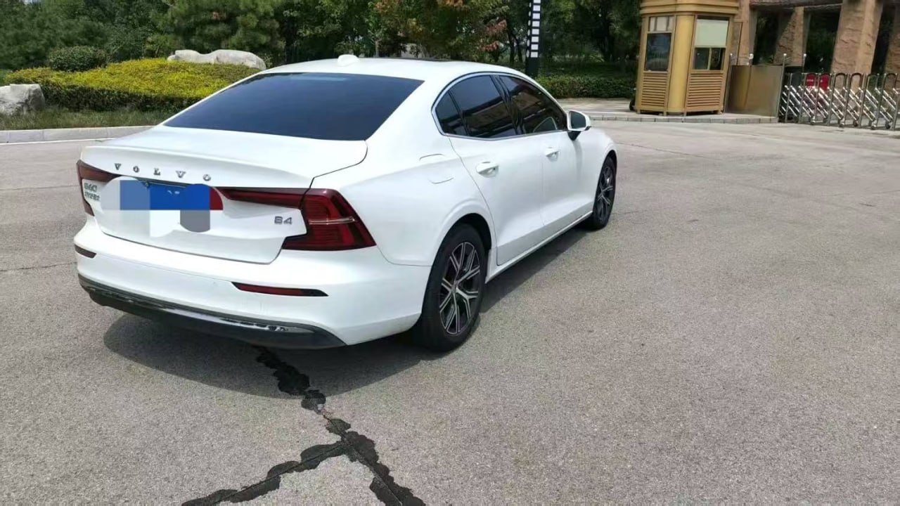 Volvo S60 — Вид сзади и справа