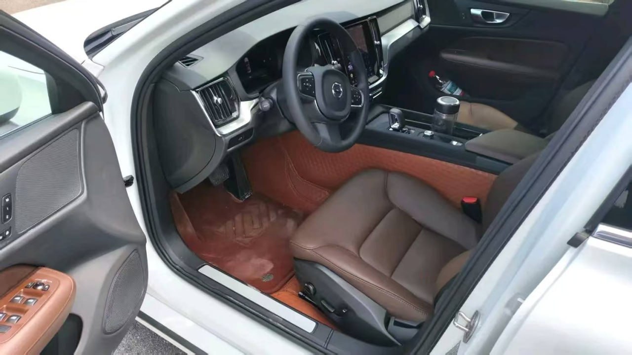 Volvo S60 — Место водителя и салон