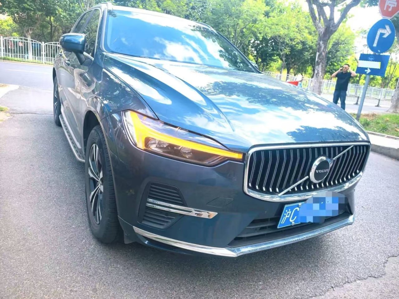 Volvo XC60 — Вид спереди и справа
