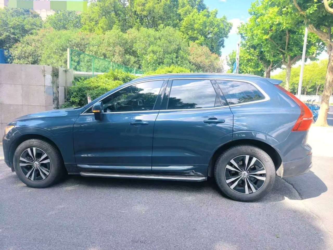 Volvo XC60 — Вид сбоку
